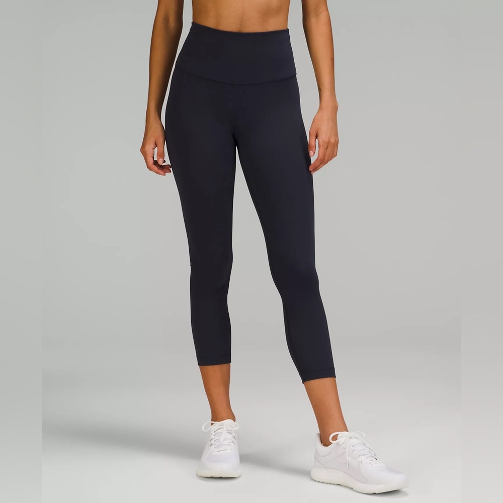 LULULEMON cropped navy leggings with side pockets size 4